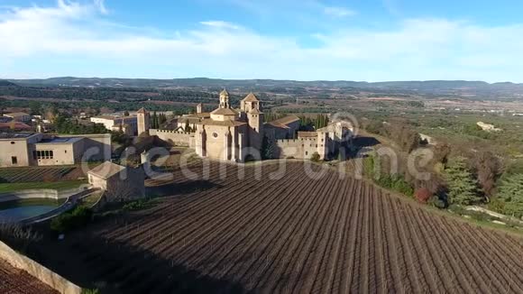 西班牙加泰罗尼亚巴贝拉ConcadeBarbera的圣玛丽亚德波布莱特皇家修道院日落视频的预览图