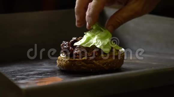 在一个开放的快餐厨房里做汉堡的过程厨师在炉子上烤面包厨师视频的预览图