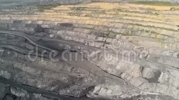 全景鸟瞰拍摄露天矿山采煤自卸汽车采石采掘业剥离工作大黄视频的预览图