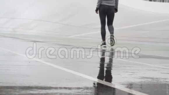 年轻有动力的女跑步者在跑道上户外行走视频的预览图