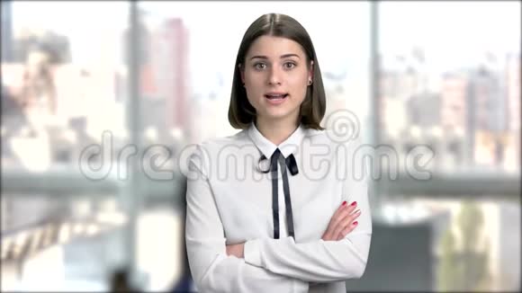 年轻商务女性的肖像视频的预览图