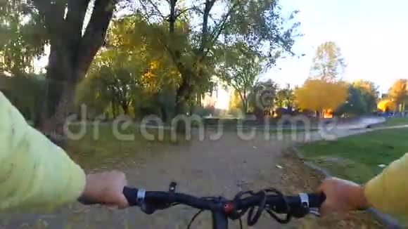 在宽阔的土路上骑自行车的人视频的预览图