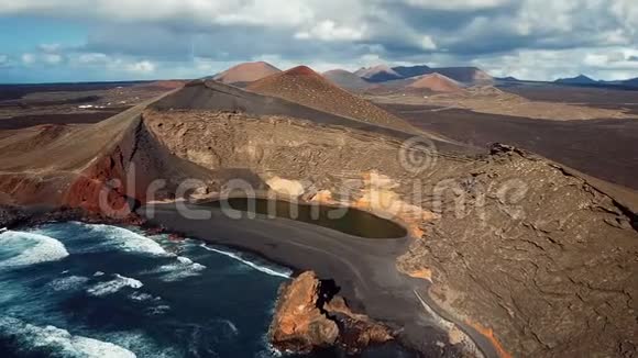 飞越加拿大群岛兰萨罗特火山湖ElGolfo视频的预览图