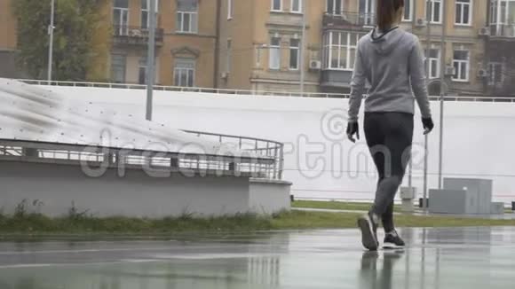 年轻有动力的女跑步者在跑道上户外行走视频的预览图