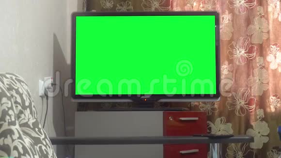 多莉走进一台有绿色屏幕的大屏幕电视视频的预览图