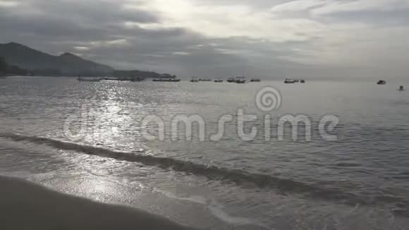 清晨的沙滩上波穆特兰巴厘岛一片片温暖的海洋视频的预览图