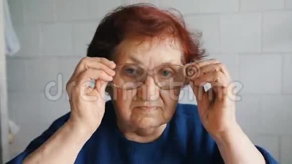 戴眼镜的祖母画像视频的预览图