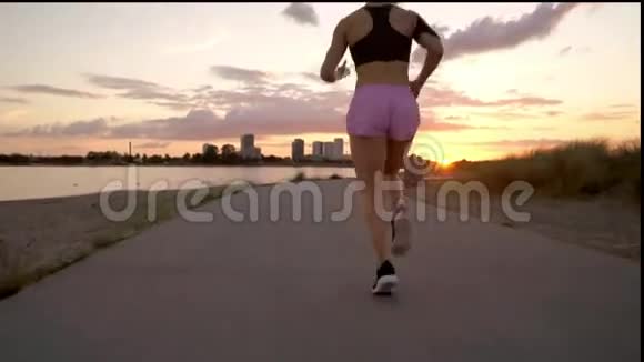 女人在海滩上奔跑视频的预览图