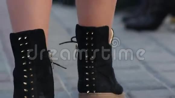 原版带钉子的女鞋视频的预览图