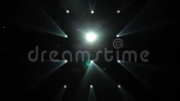 舞台上五颜六色的激光灯视频的预览图