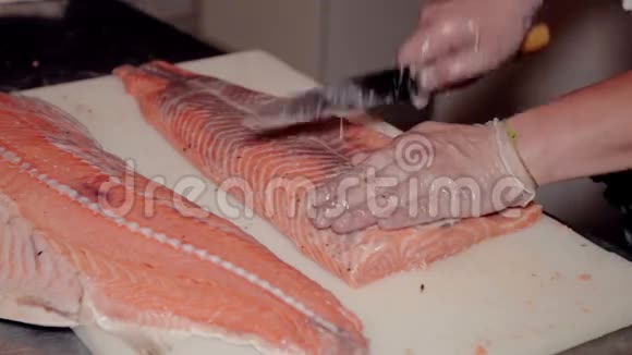 把厨师切下的新鲜红鱼视频的预览图