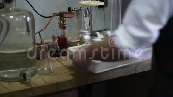 在进行化学实验之前测试试剂视频的预览图
