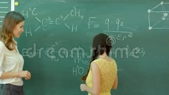 学生在黑板上书写化学符号视频的预览图