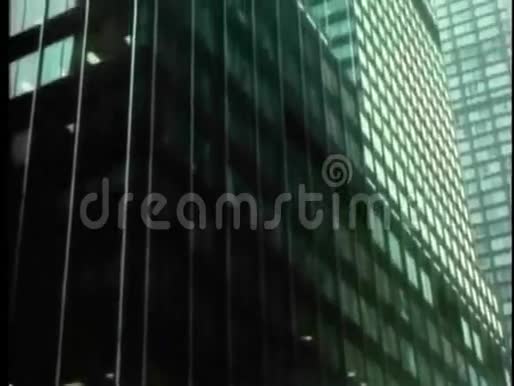 爬上摩天大楼视频的预览图