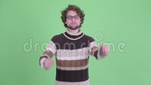 一个满脸困惑的小胡子男人在竖起大拇指和竖起大拇指之间做出选择视频的预览图