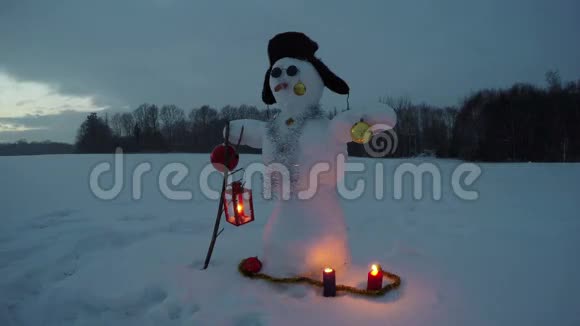 新年田野上的雪人和烛光时光流逝视频的预览图
