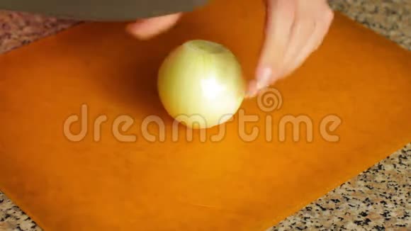女性的手在剪板特写上切洋葱把洋葱磨成肉视频的预览图