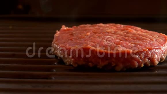 烤牛肉汉堡在烤架上翻转视频的预览图