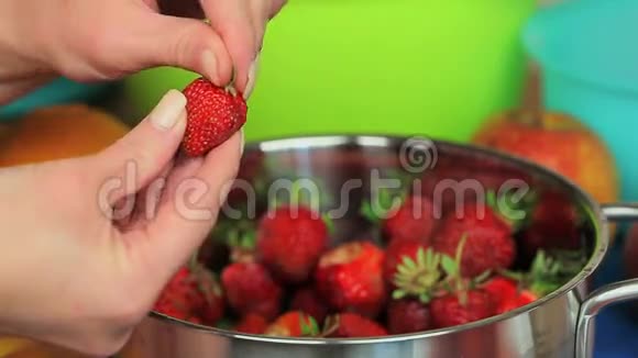 女性草莓视频的预览图