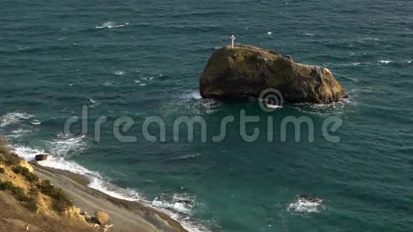海上海岸岩的神圣现象视频的预览图
