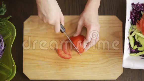 女人用刀子割红白菜沙拉视频的预览图
