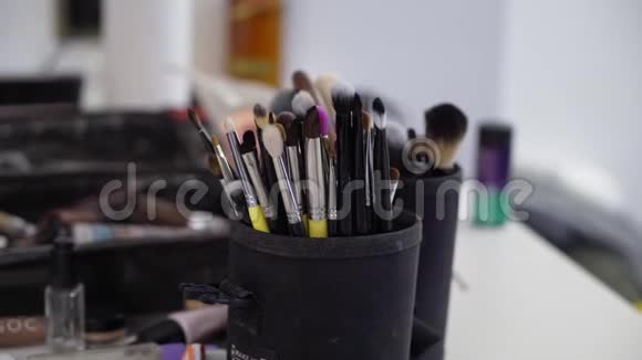 专业的化妆刷套件准备化妆师视频的预览图