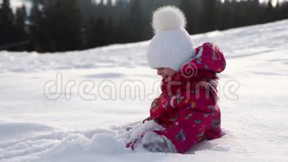 小可爱的女孩玩雪视频的预览图