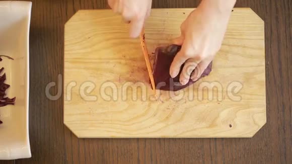 女人用刀子割红白菜沙拉视频的预览图