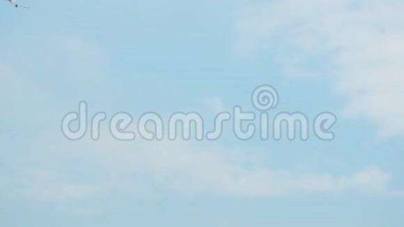 乘飞机在蓝天上乘云起飞视频的预览图