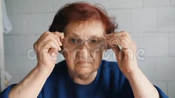 戴眼镜的祖母画像视频的预览图