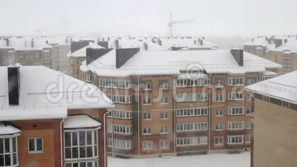 高层建筑上的雪视频的预览图