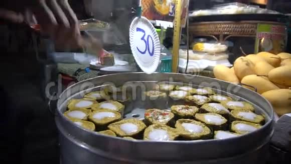 亚洲步行街制作传统泰国菜夜市视频的预览图
