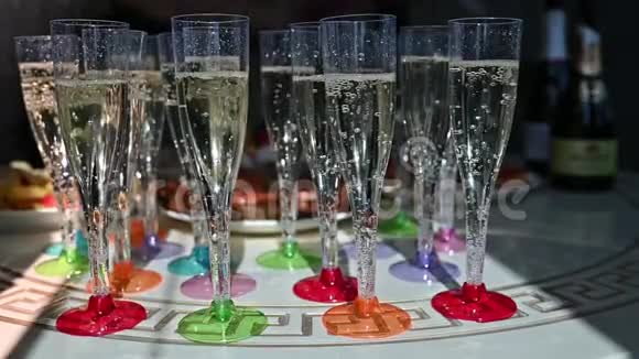 在一张桌子上排着一排排的香槟酒等待着婚宴的客人视频的预览图