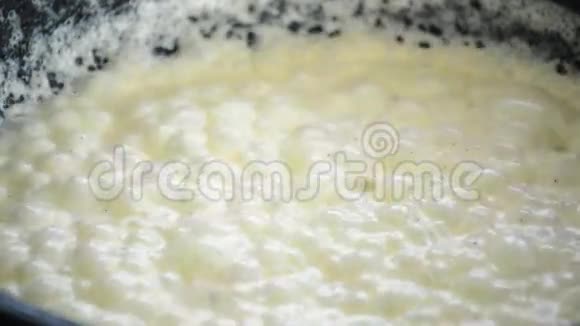白泡泡奶油在平底锅中沸腾视频的预览图