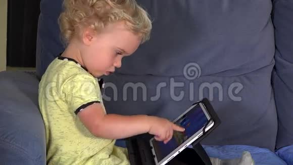 情绪化的小女孩玩平板电脑游戏视频的预览图