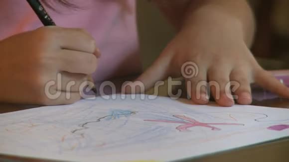 画笔的女孩视频的预览图