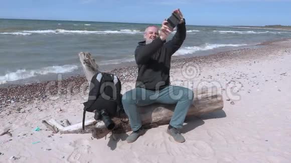 快乐男人在海边自拍视频的预览图