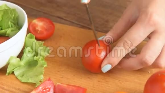 年轻女子在碗里做蔬菜沙拉视频的预览图