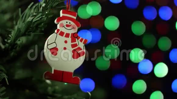 圣诞节背景圣诞树和雪人背景模糊的灯光花环视频的预览图
