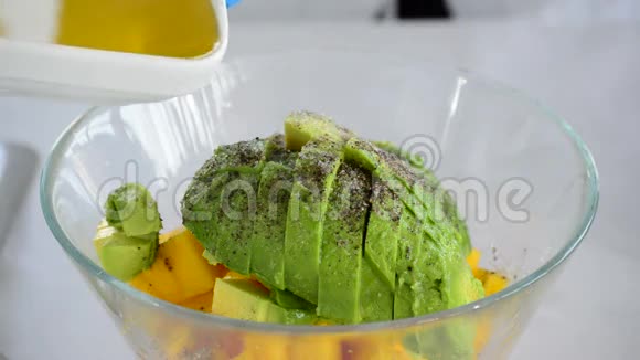 用鳄梨水果和橄榄油原料烹饪视频的预览图