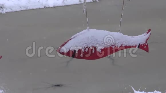 冬季和降雪期间的雪木鱼装饰视频的预览图