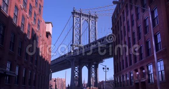 从布鲁克林的Dumbo观看的标志性曼哈顿大桥视频的预览图