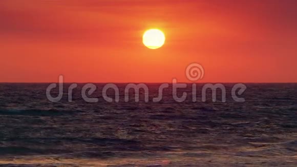 在慢动作的沙滩上深富温暖的日落视频的预览图