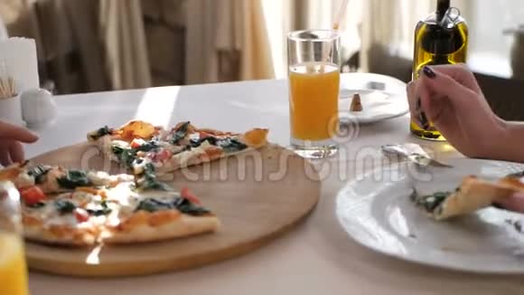 漂亮的女孩在餐馆吃美味的披萨视频的预览图