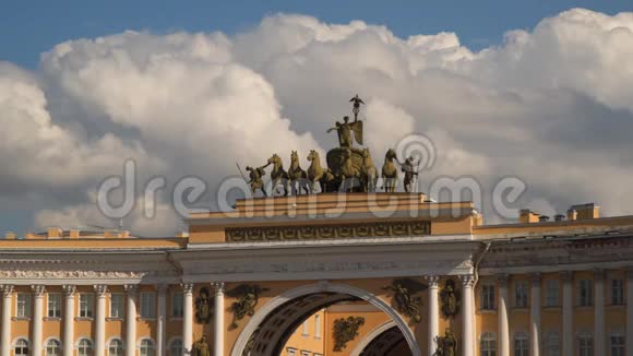 从宫殿广场上看到一般员工的拱门视频的预览图