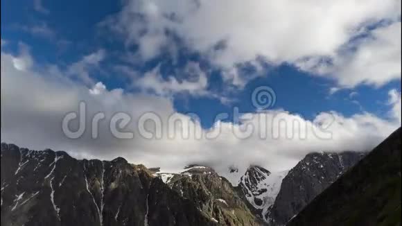 群山中的云彩时间山顶背景视频的预览图
