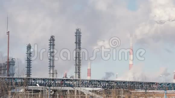 工业发电厂油罐和吸烟管道的基础设施视频的预览图