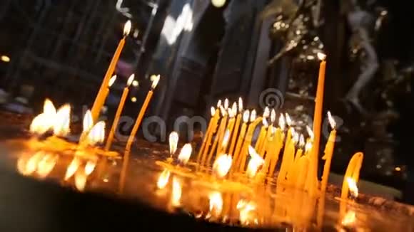 教堂的蜡烛在教堂里燃烧在上帝面前祈祷的请求和信徒祈祷的象征这就是视频的预览图