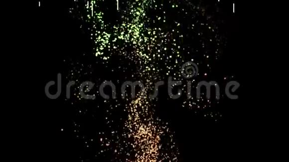 抽象出彩色的窄光束随着黑色背景上小颗粒的飞行云慢慢地向下流动动画视频的预览图