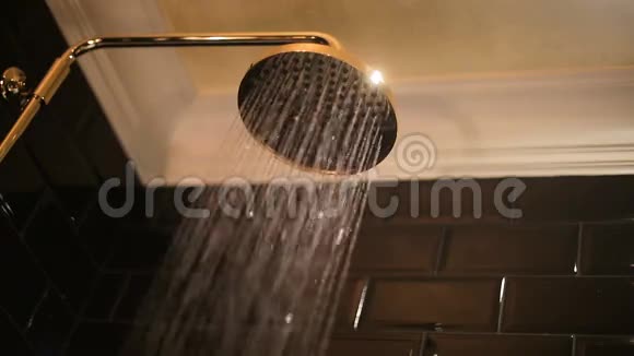 黑色浴室里的金色淋浴视频的预览图